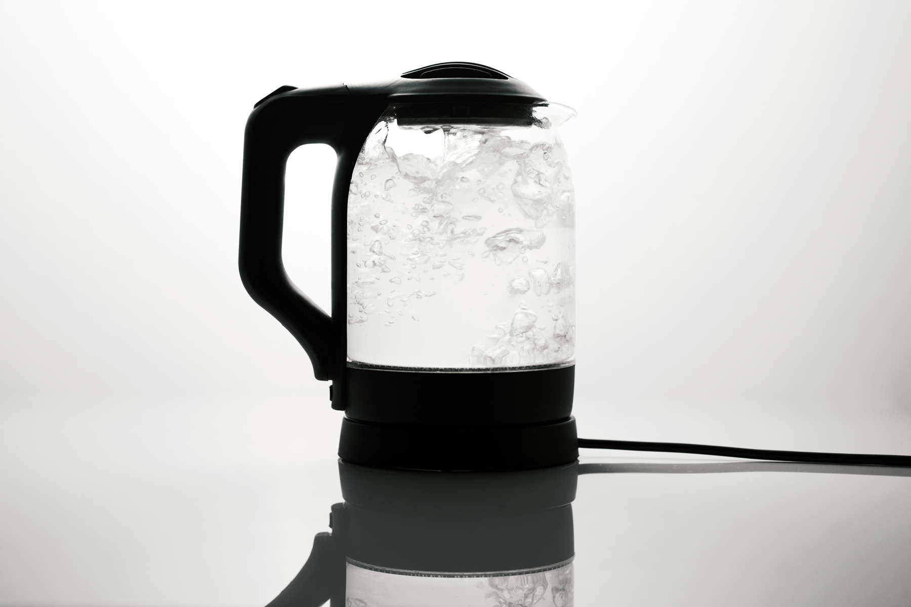 Wasserkocher mit Kalkablagerungen