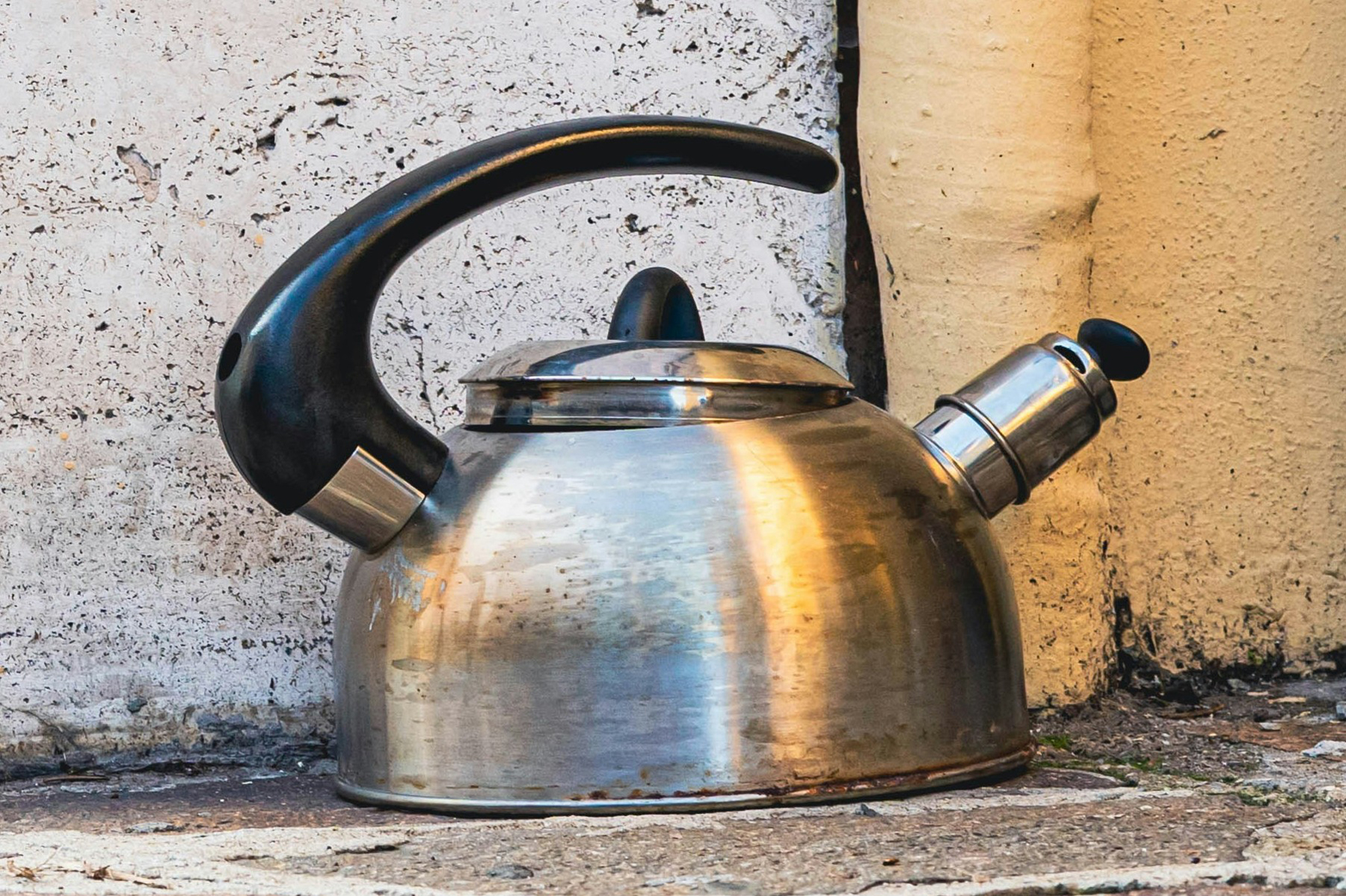 Wasserkocher mit Kalkablagerungen